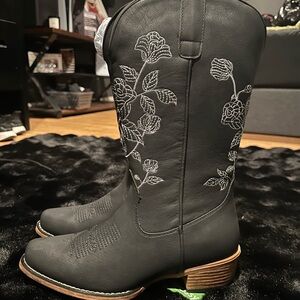 Elegant Black Floral Embroidered Heeled Boots